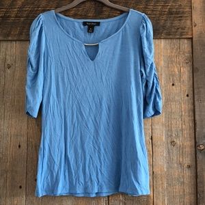 Sale!! Cute WHBM top with 🔑 hole &puffy shoulders